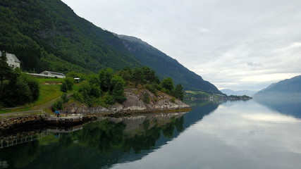 Fototapeta premium Widok na fiord i wodę z drona w Norwegii