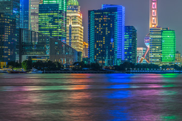 Fototapeta premium Shanghai skyline, Shanghai downtown district at night in China.