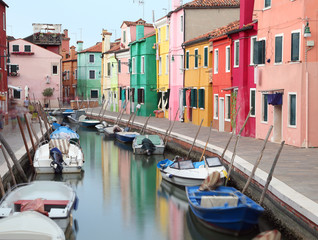 Fototapeta na wymiar canal and the colorful houses of the BURANO island near Venice i