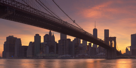 Fototapeta na wymiar Brooklyn Bridge and New York City skyline at sunset
