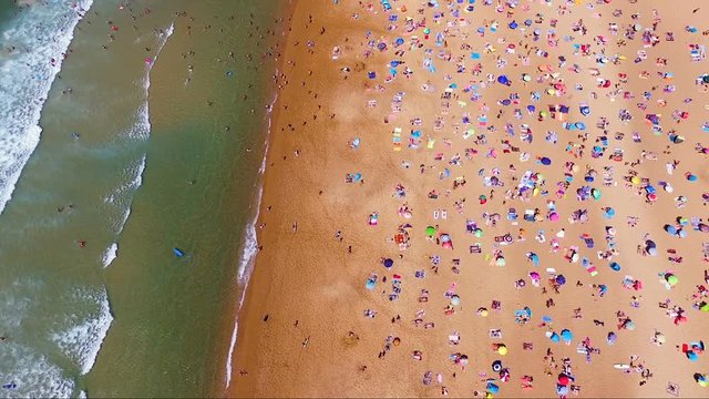 plage en france vu du haut film&eacute; par un drone 