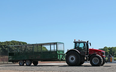 Obraz premium A Tractor and Trailer for Moving People Around a Farm.