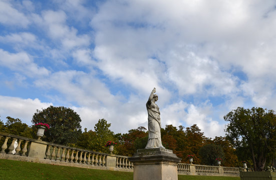 Statue de Junon reine du ciel au jardin du Luxembourg &agrave; Paris, France