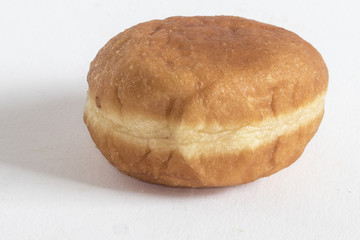 Beignet sur fond blanc