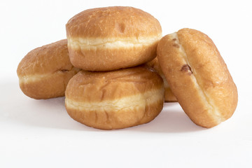 Beignets empilés sur fond blanc