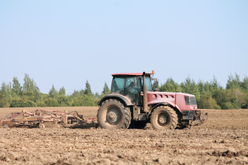 Fototapeta na wymiar трактор в поле 