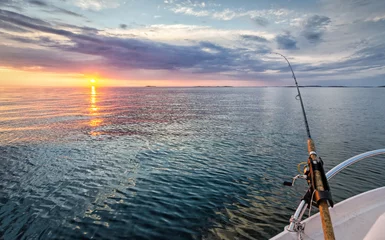 Crédence de cuisine en verre imprimé Pêcher Pêche à la traîne au coucher du soleil