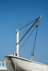 weisses rettungsboot am bordkran vor strahlend blauem himmel, white rescue boat on the crane in front of bright blue sky