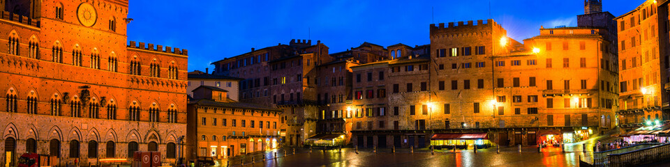 Fototapeta na wymiar Campo square at night in Siena, Italy