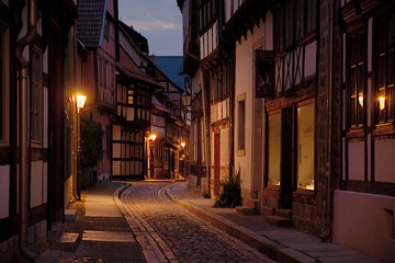 Fototapeta na wymiar Altstadt von Quedlinburg am Abend