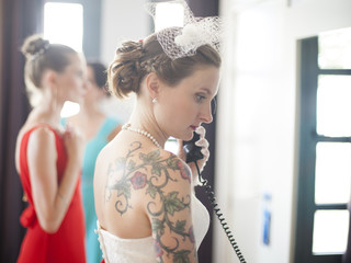 Novia hablando por teléfono