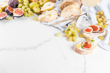Fototapeta na wymiar Fruit sandwiches with wine