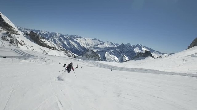 A woman skiiing on a gletscher