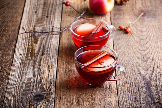 Mulled wine with apple slices