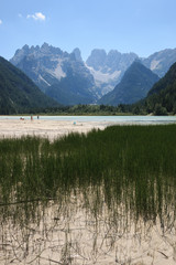 Fototapeta na wymiar Lago di Landro - Sullo sfondo il monte Cristallo (Dolomiti)