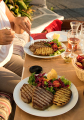 Gegrillte Tunfischsteaks in einer griechischen Taverne in der Abenddämmerung