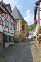 Deutschland, Monreal;  Historischer Ortskern mit Blick auf die Dreifaltigkeitskirche