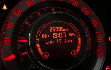 Cuenta kilometros con velocidad temperatura, fecha y hora