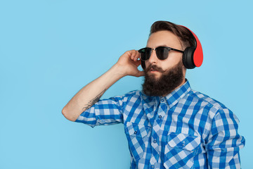 Naklejka premium Stylish man posing in headphones