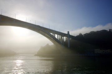Fototapeta premium Ponte da Arrábida sobre o Rio Douro, ao amanhecer. Ligação entre Vila Nova de Gaia e Porto
