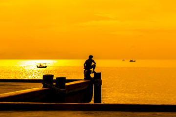 Fototapeta premium Morning sunrise on the east coast of Thailand is the day where the sky looks bright and colorful.