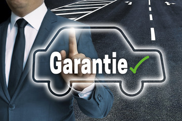 Garantie mit Auto touchscreen wird von mann bedient konzept