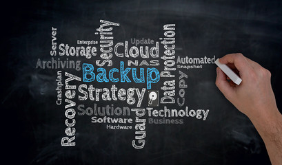 Backup Cloud wird von Hand auf Tafel geschrieben