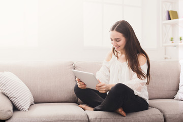 Obraz premium Girl at home chatting online