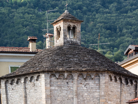 antica chiesa romanica con le absidi ricoperte da beole