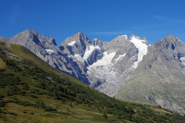 Fototapeta na wymiar Paysage de montagne avec glacier 