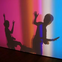 Papier Peint photo autocollant Lumière et ombre Ombre de jeune couple avec spot lumineux coloré