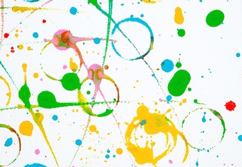 Hintergrund mit Kreisen, Punkten, Klecksen und Strichen in bunter Farbe auf weißer Leinwand