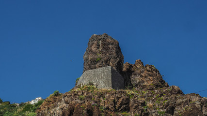 gegen Absturz gesichterte Felsen auf Madeira