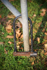 Vergessenes Bügelschloss  / Ein hängengelassenes altes verrostetes Bügelfahrradschloss am Rohr eines Geländers.