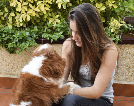 Juegos con la mascota.
Chica jugando con su mascota en el jard&iacute;n.
