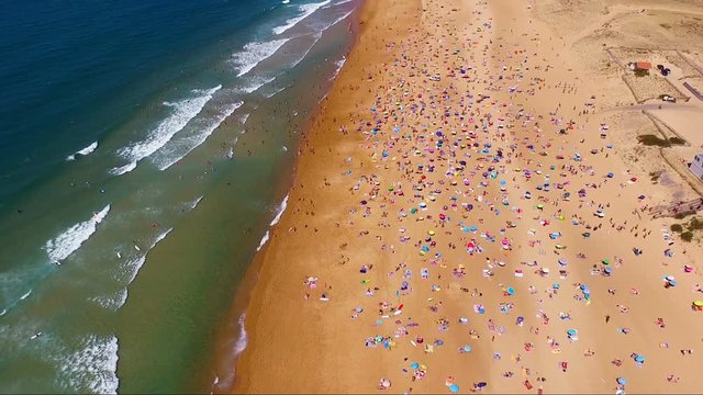 plage en france vu du haut film&eacute; par un drone 