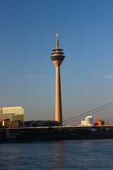 Rhein und Rheinturm in Düsseldorf