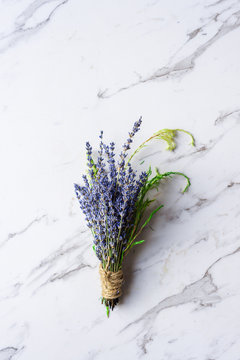 making a dried flower bunch with lavender