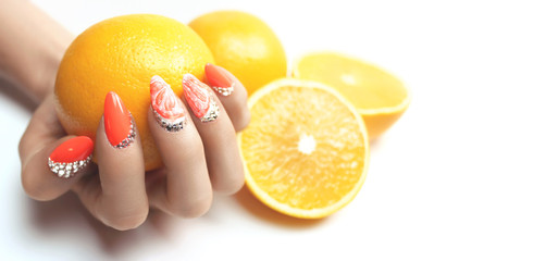 Schönes und modernes Nageldesign mit Citrusfrüchten