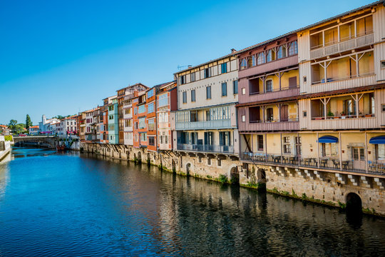 Immeubles sur les bords de la rivi&egrave;re l'Agout &agrave; Castres