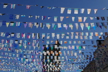 Fototapeta premium guirlande de fanions couleurs dans le ciel