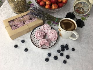 home marshmallow with blueberries and apples