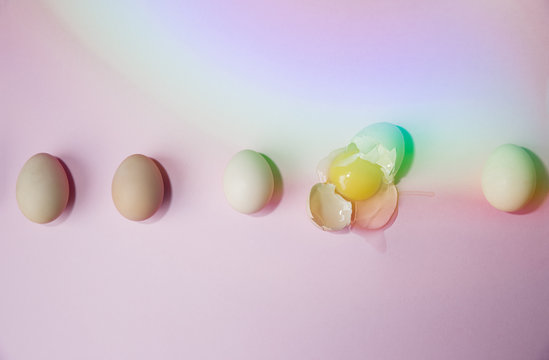 5 eggs in a line, one is broken