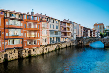 Immeubles sur les bords de la rivière l'Agout à Castres