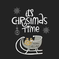 Türaufkleber Es ist Weihnachtszeit - handgezeichnete Neujahrskarte mit Schlitten Santa, Geschenken und Schriftzug. Niedliche Weihnachtscliparts. © Oksana Stepova
