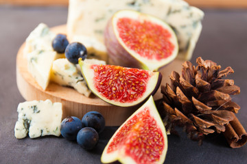 Blue cheese with fruits