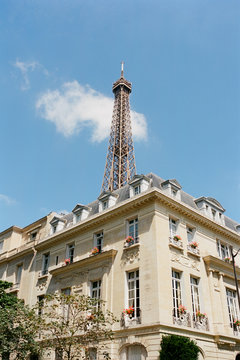 Eiffel tower behind appartment building