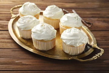 Obraz na płótnie Canvas Tasty vanilla cupcakes on metal tray