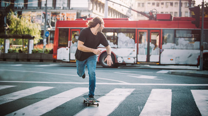 Professional skater riding skate on streets through cars and traffic - obrazy, fototapety, plakaty