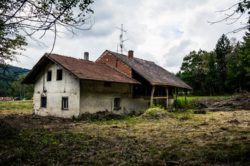 Altes Haus in der Landschaft im Bayerischen Wald mit Scheune
